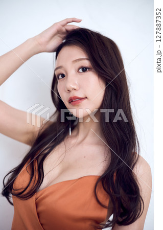 自信に満ちたまなざしの美肌女性が魅せるポートレート 自信に満ちたまなざしの美肌女性が魅せるポートレート 127887352