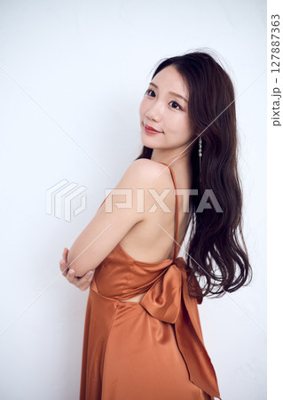 自信に満ちたまなざしの美肌女性が魅せるポートレート 自信に満ちたまなざしの美肌女性が魅せるポートレート 127887363