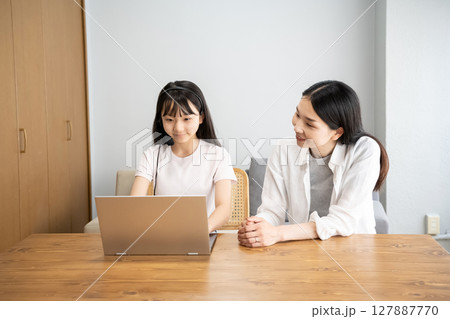 ノートパソコンを使う母娘 ノートパソコンを使う母娘 127887770