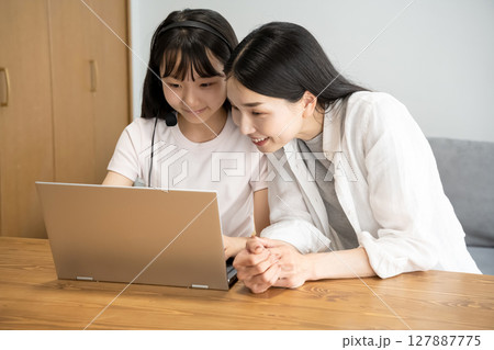 ノートパソコンを使う母娘 ノートパソコンを使う母娘 127887775