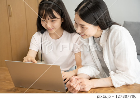 ノートパソコンを使う母娘 ノートパソコンを使う母娘 127887786