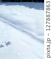 晴れた日の雪面 127887863