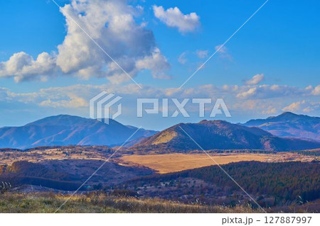 秋の長野県諏訪市 車山肩のビーナスの丘付近から北西側の眺望(鷲ヶ峰,八島ヶ原湿原,二ツ山など) 127887997