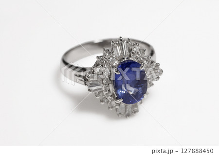 白い背景の指輪 白い背景の指輪 127888450