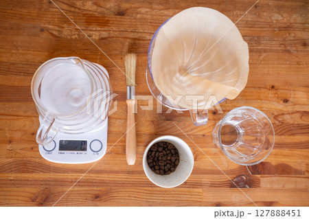 【日本】木目のテーブル上に並べたコーヒーをハンドドリップをするための道具 【日本】木目のテーブル上に並べたコーヒーをハンドドリップをするための道具 127888451