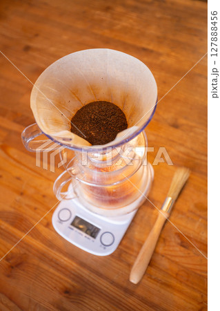 【日本】木製テーブルの上でコーヒーをハンドドリップしているところ 【日本】木製テーブルの上でコーヒーをハンドドリップしているところ 127888456