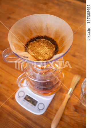 【日本】木製テーブルの上でコーヒーをハンドドリップしているところ 【日本】木製テーブルの上でコーヒーをハンドドリップしているところ 127888461