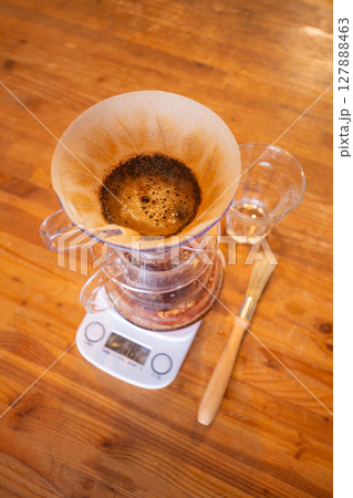 【日本】木製テーブルの上でコーヒーをハンドドリップしているところ 【日本】木製テーブルの上でコーヒーをハンドドリップしているところ 127888463
