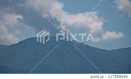 宮崎県と鹿児島県にまたがる霧島連山の新燃岳の噴煙 宮崎県と鹿児島県にまたがる霧島連山の新燃岳の噴煙 127888686