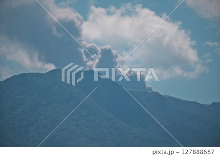 宮崎県と鹿児島県にまたがる霧島連山の新燃岳の噴煙 宮崎県と鹿児島県にまたがる霧島連山の新燃岳の噴煙 127888687