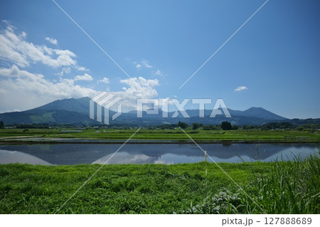 宮崎県と鹿児島県にまたがる霧島連山 127888689