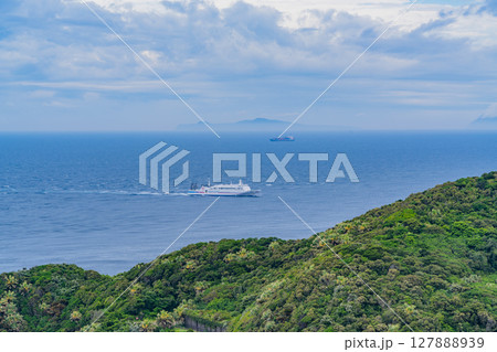 （鹿児島県）佐多岬　沖の船舶 127888939