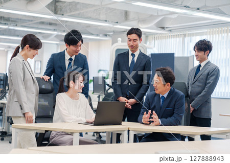 チームメンバーで非常ににこやかに仕事をするオフィスワーカー 127888943