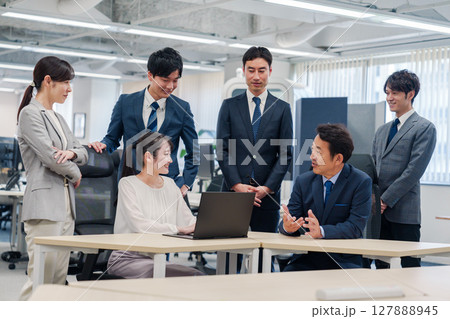チームメンバーで非常ににこやかに仕事をするオフィスワーカー チームメンバーで非常ににこやかに仕事をするオフィスワーカー 127888945