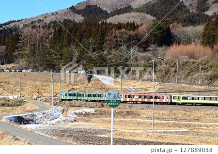 道の駅 遠野風の丘付近の水田地帯から見える釜石線 道の駅 遠野風の丘付近の水田地帯から見える釜石線 127889038