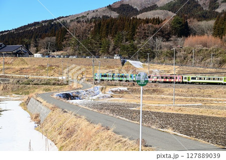 道の駅 遠野風の丘付近の水田地帯から見える釜石線 127889039