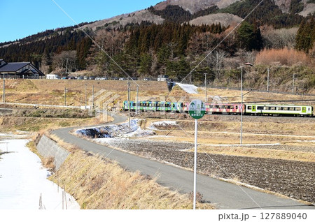 道の駅 遠野風の丘付近の水田地帯から見える釜石線 127889040