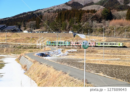 道の駅 遠野風の丘付近の水田地帯から見える釜石線 127889043