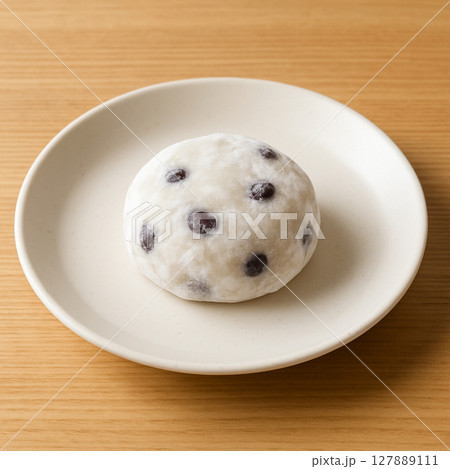 白い皿に盛り付けたシンプルな豆大福 127889111