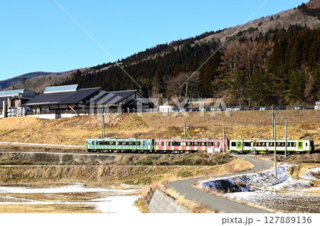 道の駅 遠野風の丘付近の水田地帯から見える釜石線 127889136