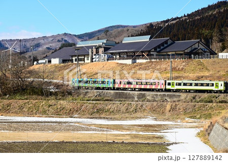 道の駅 遠野風の丘付近の水田地帯から見える釜石線 127889142