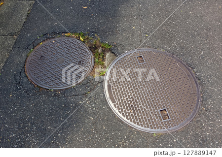 光と影の中に二つのマンホール 光と影の中に二つのマンホール 127889147
