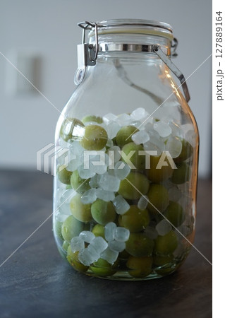 梅酒を手作りする 梅酒を手作りする 127889164
