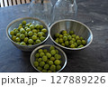 梅酒を手作りする梅酒を手作りする 127889226