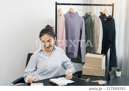 Young asian entrepreneurs are working and smiling. 127889391