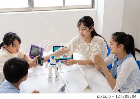 小学生のICT授業 127889584