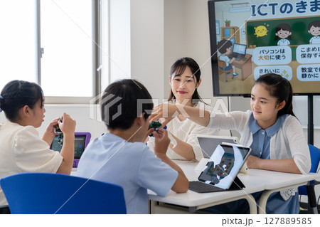 小学生のICT授業 127889585