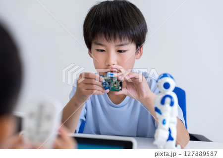 小学生のICT授業 127889587