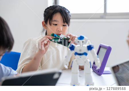 小学生のICT授業 127889588