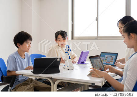 小学生のICT授業 127889592