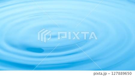 綺麗な水面の波紋 127889650