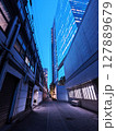 ビルの谷間から空を見上げる 127889679