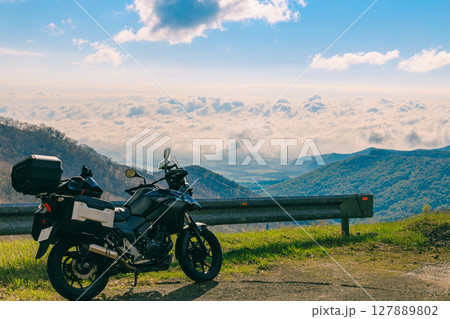 北海道の日勝峠から見る雲海とバイク 127889802