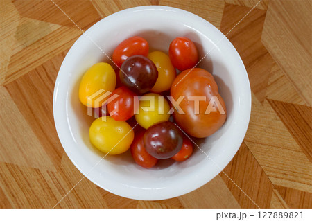 Various assorted tomatos 家庭菜園で収穫した様々な種類のトマトの実,完熟もの Various assorted tomatos 家庭菜園で収穫した様々な種類のトマトの実,完熟もの 127889821