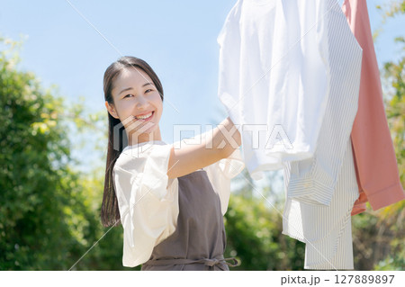 洗濯物を干す女性 洗濯物を干す女性 127889897