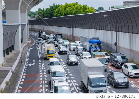 首都高速5号池袋線高架下の交通渋滞【都市イメージ】 127890173