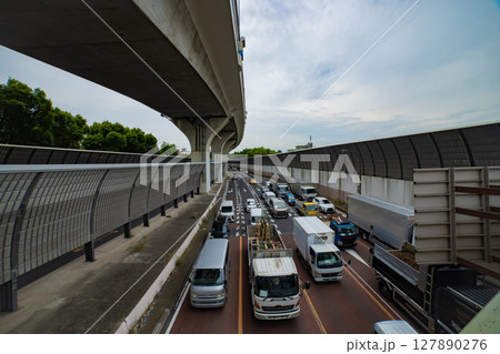 首都高速5号池袋線高架下の交通渋滞【都市イメージ】 127890276