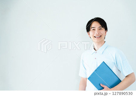 ファイルを持つ介護職の男性 127890530