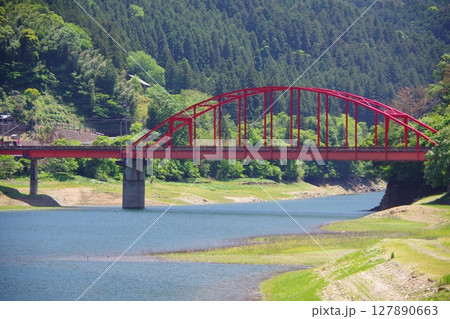 愛媛県四国中央市　金砂湖畔公園から平野橋を望む 127890663