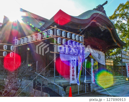 福岡県直方市の光がさす多賀神社拝殿 福岡県直方市の光がさす多賀神社拝殿 127890913