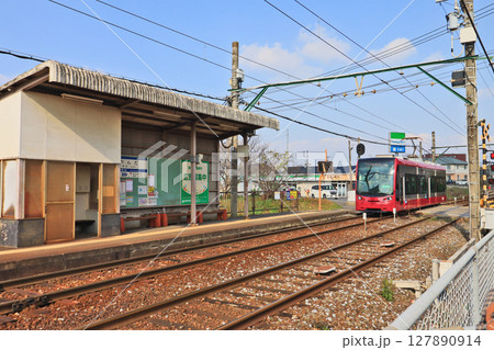 福岡県直方市の筑豊電気鉄道感田駅と赤い電車 福岡県直方市の筑豊電気鉄道感田駅と赤い電車 127890914