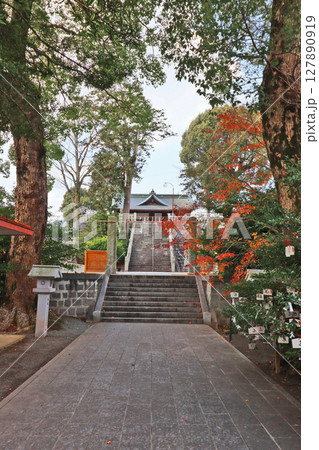 福岡県直方市にある劔神社参道の石段と紅葉 127890919