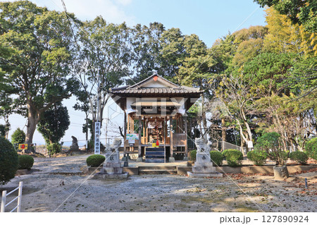 福岡県直方市の感田駅そばにある阿高神社拝殿 127890924