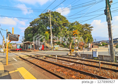 福岡県直方市の筑豊電気鉄道感田駅と赤い電車 127890927