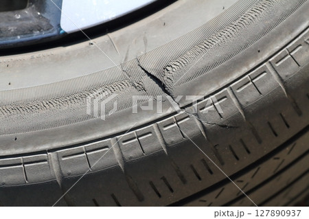 バーストしたタイヤの破断痕のアップ 127890937