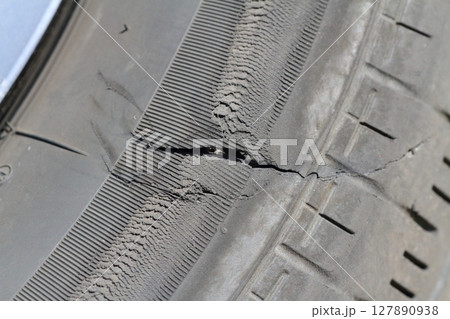 バーストしたタイヤの破断痕のアップ 127890938